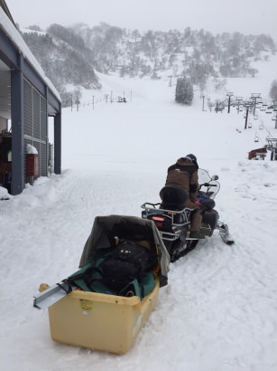 一里野温泉スキー場　雪の中山頂ロッジへ機材を運ぶ